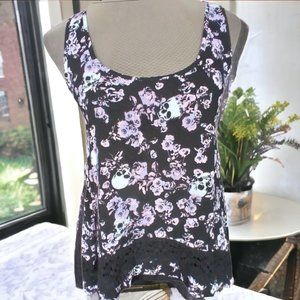HOT TOPIC Tank top with Skulls.  Size Small